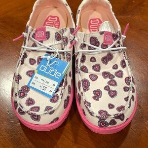 NEW WITH TAGS. HEY DUDE WENDY YOUR HEARTS KIDS Size 6